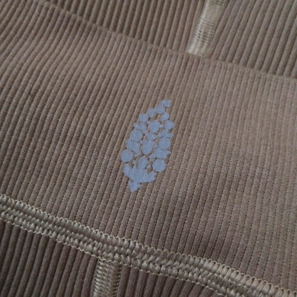 NWT FREE PEOPLE MOVEMENT FREE THROW SHORT IN ARMY - Picture 7 of 7